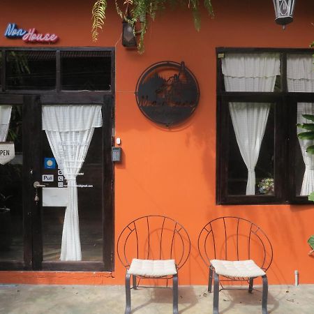 Non House Bangkok บ้านนอนโฮสเทล Екстериор снимка