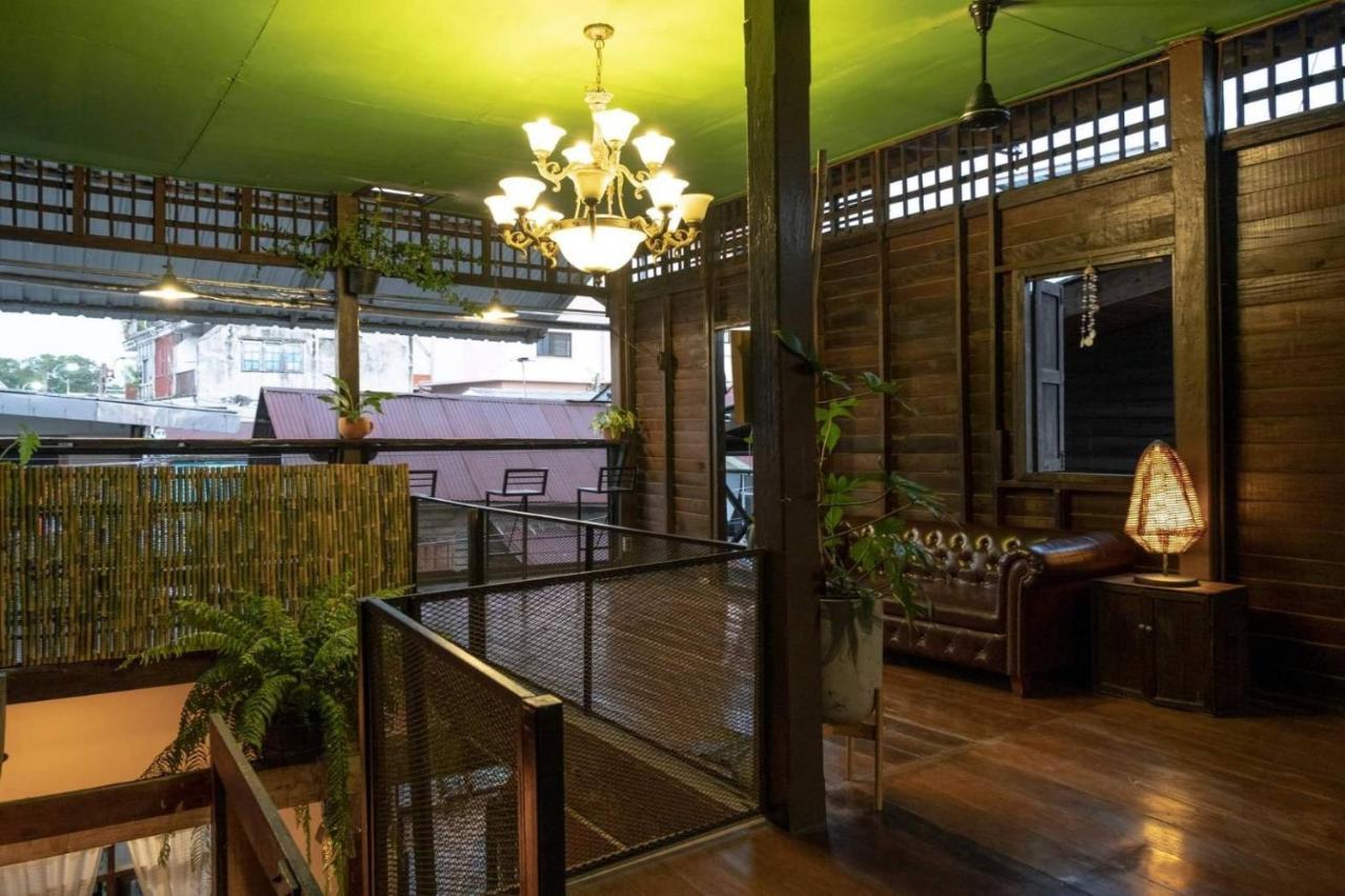 Non House Bangkok บ้านนอนโฮสเทล Екстериор снимка