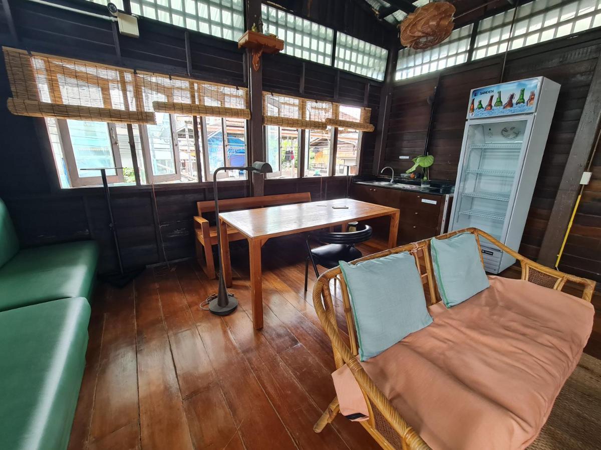 Non House Bangkok บ้านนอนโฮสเทล Екстериор снимка