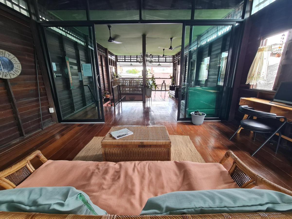 Non House Bangkok บ้านนอนโฮสเทล Екстериор снимка