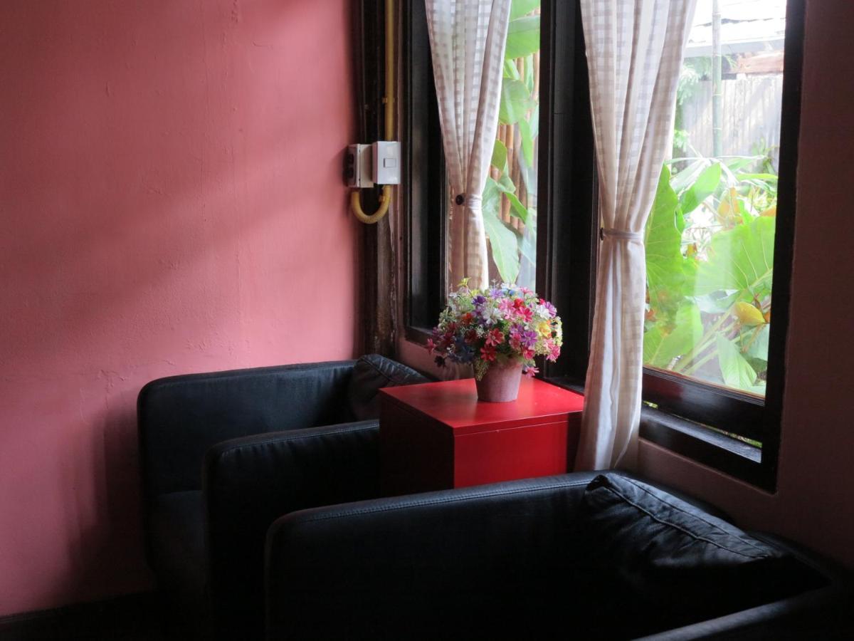 Non House Bangkok บ้านนอนโฮสเทล Екстериор снимка
